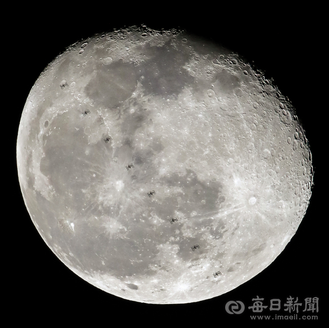 지난 23일 밤 국제우주정거장(ISS:International Space Station)이 고도 482Km에서 동남쪽으로 날며 경남 거제시 상공에 뜬 달의 월면을 지나고 있다. 연속촬영 8컷 레이어 합성. 통과시각 = 23일 0시 33분 37초 07(월면 통과시간 0.62초). 촬영제원=Canon EOS-1D X Mark II. 1/1600 sec. f/9.0. ISO 1250. EF500mm f/4L IS II USM+2X. 김태형 선임기자 thk@imaeil.com