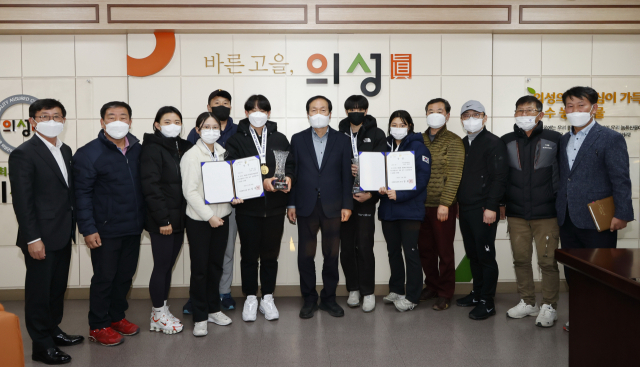 경북 의성컬링센터 소속 중고등부 선수들이 경기도 의정부에서 열린 회장배전국컬링대회에서 우승을 한 뒤 의성군청을 방문, 김주수 군수와 기념 사진을 촬영하고 있다. 의성군 제공
