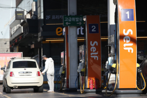 신종 변이 코로나 바이러스 '오미크론'이 국내 휘발유값에 미칠 영향에 관심이 쏠리고 있다. 시내 한 주유소. 연합뉴스