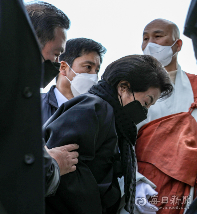 29일 오후 대구 팔공총림 동화사에서 열린 고(故) 전두환 전 대통령의 삼우제에 부인 이순자 씨가 참석하고 있다. 안성완 기자asw0727@imaeil.com