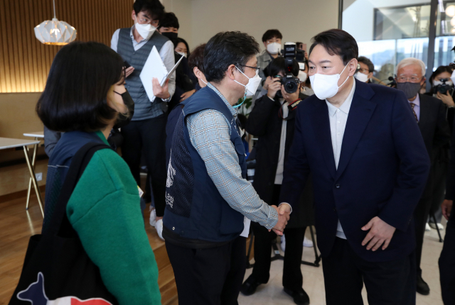 국민의힘 윤석열 대선 후보가 29일 오후 대전 유성구 한 카페에서 열린 원자력 발전 간담회에 참석하며 김형규 전국과학기술연구전문노조 한국원자력연구원지부장과 인사하고 있다. 연합뉴스