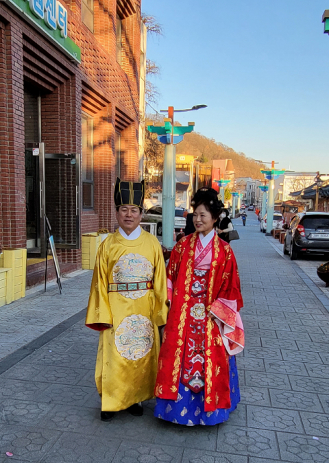 최미선 대표가 처음으로 기획한 '태사로에 깃든 사랑가'라는 주제의 작은 결혼식 첫 주인공으로 나선 이동시 안동상공회의소 회장과 권정희씨 부부의 리마인드 웨딩이 축제의 장이 됐다. 이 회장 부부는 실제로 35년전 옛 안동예식장에서 결혼식을 올렸다. '브라이드by쉬즈웨딩' 제공