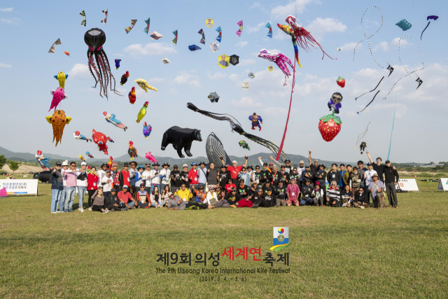 2019년 경북 의성에서 열린 '의성세계하늘축제'에 참가한 국내외 선수들이 기념 사진을 촬영하고 있다. 이들 국내외 선수들은 올해는 코로나19로 인해 영상을 통해 온라인으로 축제에 참가한다. 의성세계하늘축제집행위원회 제공