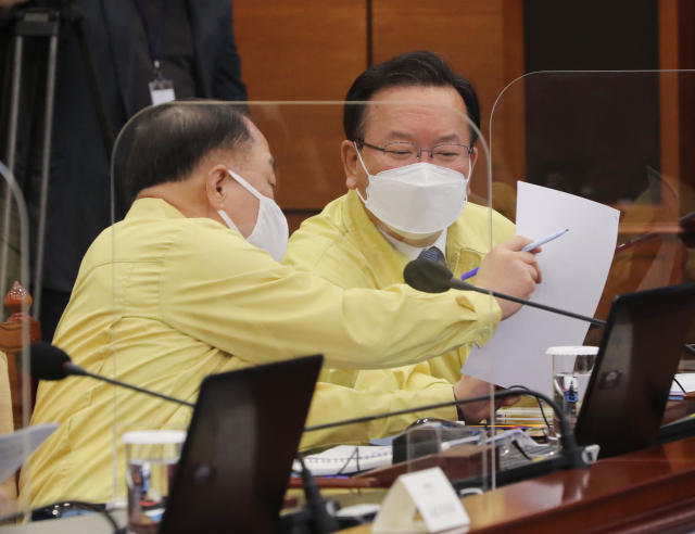 김부겸 국무총리와 홍남기 경제부총리가 29일 청와대 여민관에서 열린 코로나19 대응 특별방역점검회의에 참석, 회의 시작전 대화하고 있다. 연합뉴스
