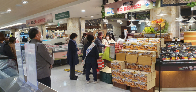 대구 대백플라자에서 열린 예천농특산물 특판 행사장을 찾는 시민들이 발길이 이어지고 있다. NH농협 경북 예천군지부 제공