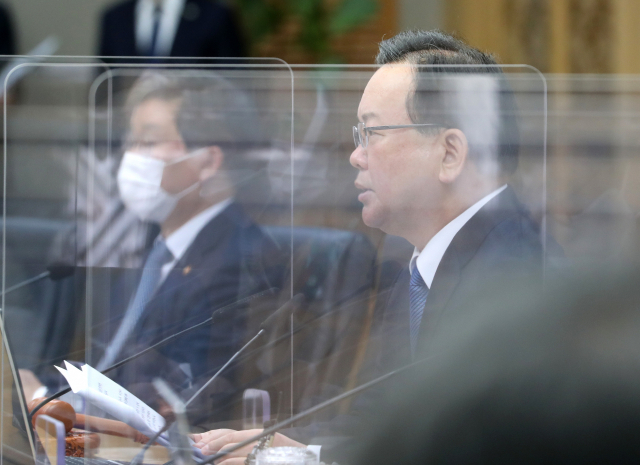 김부겸 국무총리(오른쪽)가 30일 오전 세종시 정부세종청사에서 서울과 영상으로 연결해 열린 국무회의에서 발언하고 있다. 연합뉴스