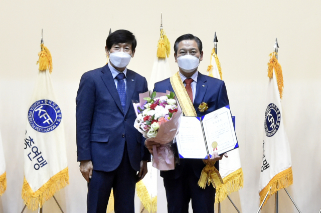 대구 남구청(구청장 조재구)은 조재구 남구청장이 지난 24일 자유민주주의 수호와 지역사회 발전에 헌신한 공로를 인정 받아 세계자유민주연맹으로부터