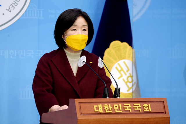 정의당 심상정 대선 후보가 30일 오전 서울 여의도 국회 소통관에서 기자회견을 열고 보육공약을 발표하고 있다. 연합뉴스