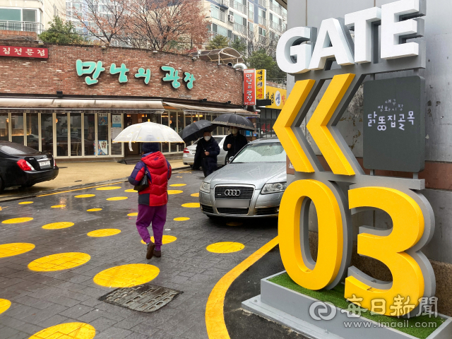 30일 대구 동구 평화시장 닭똥집 골목이 치킨을 상징하는 노란색으로 꾸며져 있다. 동구청은 닭똥집 골목 일대에 광장 무대와 데크를 설치하는 등 