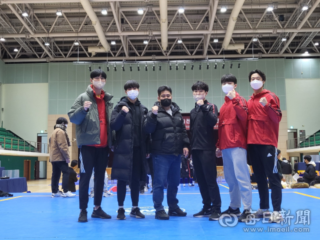 전국종별우슈선수권대회에 참가한 포항시체육회 선수단. 김경환(-75kg), 배진범(-65kg), 이준호(감독), 홍민준(-60kg), 정다재(-70kg), 김성현(-75kg).