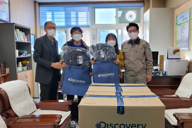 ㈜영풍 석포제련소가 석포중학교 재학생들에게 겨울 방한패딩을 전달하고 있다. 석포제련소 제공