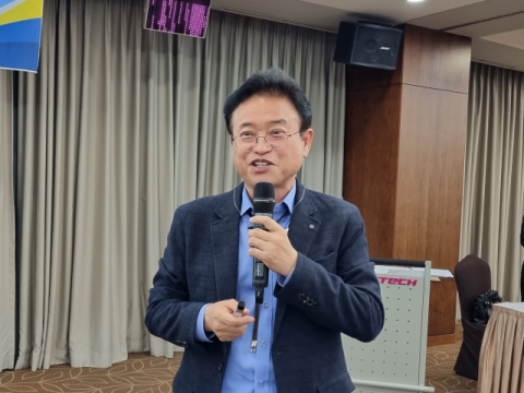 지난달 30일 오후 이철우 경북도지사가 포항 포스코국제관에서 매일신문 CEO 포럼 제6기 수료식 특강을 진행하고 있다. 배형욱 기자