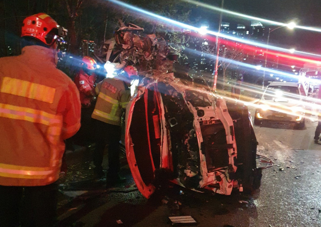 지난달 30일 오후 인천시 남동구 고잔동 한 도로에서 전직 프로야구 선수 A(30)씨가 몰던 모하비 차량이 표지판 기둥을 들이받고 전도돼 있다. 이 사고로 A씨는 119 구조대에 의해 인근 병원으로 옮겨지던 중 숨졌다. 연합뉴스