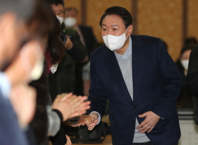 국민의힘 윤석열 대선 후보가 1일 오후 충남 천안시 서북구 충남북부상공회의소에서 열린 기업인 간담회에서 참석자들과 인사하고 있다. 연합뉴스
