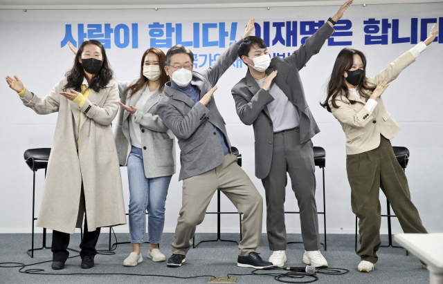 더불어민주당 이재명 대선 후보가 1일 서울 여의도 더불어민주당사에서 열린 이재명 캠프 MZ 세대 청년 과학인재 4명 인재영입발표에서 영입인재들과 포즈를 취하고 있다. 왼쪽부터 송민령 뇌과학자, 최예림 딥러닝 인공지능 연구자, 이 후보, 김윤기 AI 개발자, 김윤이 데이터전문가. 연합뉴스