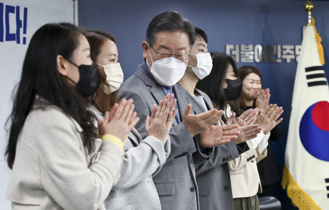 더불어민주당 이재명 대선 후보가 1일 서울 여의도 더불어민주당사에서 열린 이재명 캠프 MZ 세대 청년 과학인재 4명 인재영입발표에서 영입인재들과 박수치고 있다. 왼쪽부터 송민령 뇌과학자, 최예림 딥러닝 인공지능 연구자, 이 후보, 김윤기 AI 개발자, 김윤이 데이터전문가. 연합뉴스