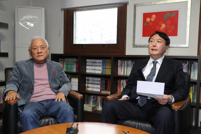 국민의힘 윤석열 대선 후보(오른쪽)가 21일 오후 서울 용산구 김한길 전 민주당 대표 사무실에서 김 전 대표와 회동에 앞서 악수하고 있다. 연합뉴스