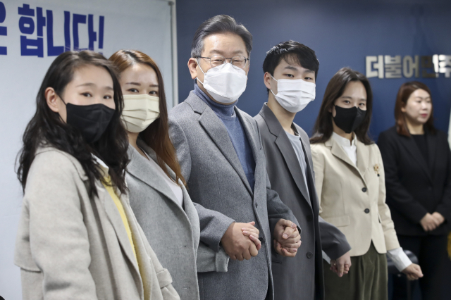 더불어민주당 이재명 대선 후보가 1일 서울 여의도 더불어민주당사에서 열린 이재명 캠프 MZ 세대 청년 과학인재 4명 인재영입발표에서 영입인재들과 포즈를 취하고 있다. 왼쪽부터 송민령 뇌과학자, 최예림 딥러닝 인공지능 연구자, 이 후보, 김윤기 AI 개발자, 김윤이 데이터전문가. 연합뉴스