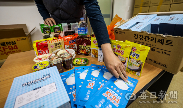 2일 오후 대구 동구청에서 직원들이 재택치료 환자들에게 전달할 해열제와 산소포화도 측정기 등 재택치료 키트를 점검하고 있다. 정부가 현장 의료 대응체계의 부담을 완화하기 위해 코로나19 확진자 기본 치료 방침을 '재택치료'로 전환한 가운데 이날 0시 기준 재택치료자는 총 1만1천107명으로 집계됐다. 안성완 기자 asw0727@imaeil.com