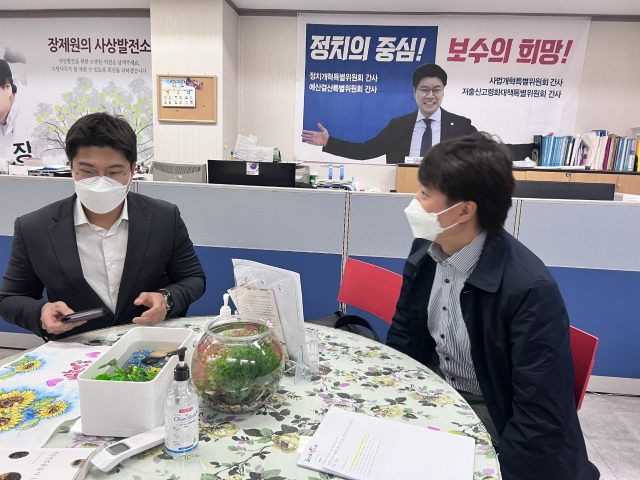 국민의힘 이준석 대표가 1일 오전 장제원 의원 지역구인 부산 사상구 당원협의회 사무실을 방문하고 있다. 연합뉴스