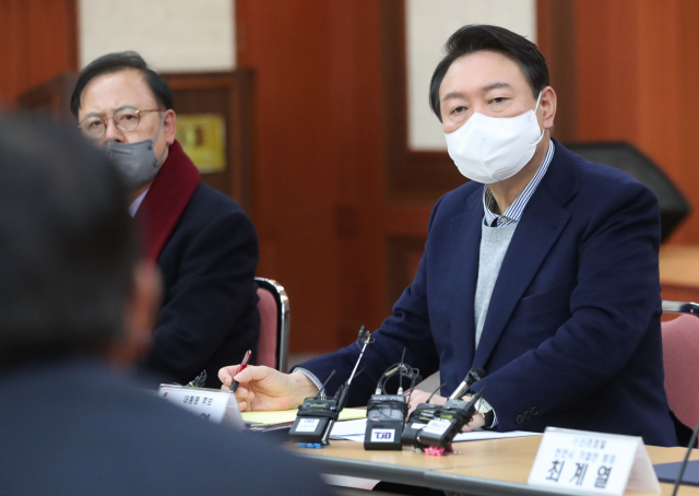 국민의힘 윤석열 대선 후보가 1일 오후 충남 천안시 서북구 충남북부상공회의소에서 열린 기업인 간담회에서 참석자들의 발언을 메모하고 있다. 연합뉴스