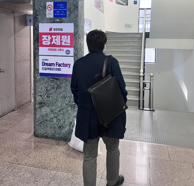 국민의힘 이준석 대표가 1일 오전 장제원 의원 지역구인 부산 사상구 당원협의회 사무실을 방문하고 있다. 국민의힘 대표실 제공