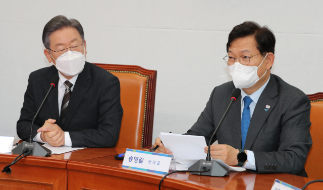 더불어민주당 송영길 대표가 1일 국회 당 대표실에서 열린 코로나19 긴급대책회의에서 발언하고 있다. 연합뉴스