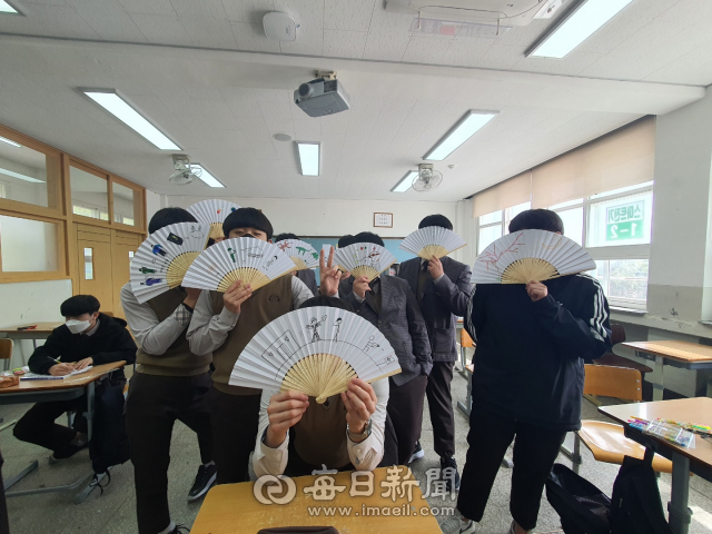 학교폭력 예방을 위해 경북도교육청은 학생들 간 소통을 강화하는 어울림 프로그램을 추진하고 있다. 학생들이 프로그램에 참여, 부채에 직접 그림을 그린 뒤 들어보이고 있다. 경북도교육청 제공
