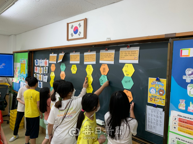 경북 한 초등학교 학생들이 학교폭력으로 힘들어 하는 친구를 발견했을 때 대처하는 방법에 대해 퀴즈를 통해 배우는 모습. 경북도교육청 제공