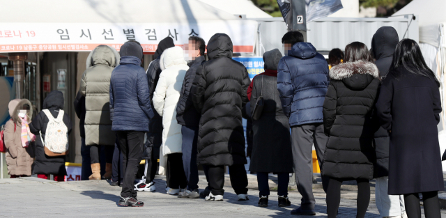 인천지역에 신종 코로나바이러스 감염증(코로나19) 확산세가 이어진 1일 오후 인천시 남동구 한 선별검사소에 검사를 받으러 온 시민들이 줄지어 서 있다. 전날 하루 동안 인천지역에서 나온 확진자는 326명으로 이는 하루 기준 역대 최다 수치다. 연합뉴스