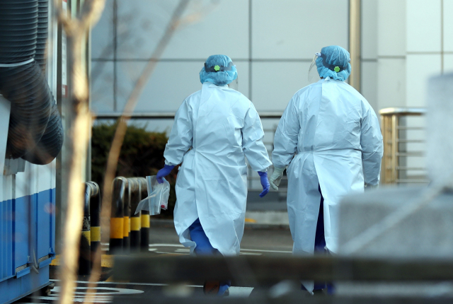 국내에 신종 코로나바이러스 감염증(코로나19)의 새로운 변이 바이러스인 '오미크론 변이'에 감염된 사례가 나온 가운데 2일 오전 오미크론 변이 확진자가 치료 중인 것으로 알려진 인천 한 병원에서 의료진이 이동하고 있다. 연합뉴스