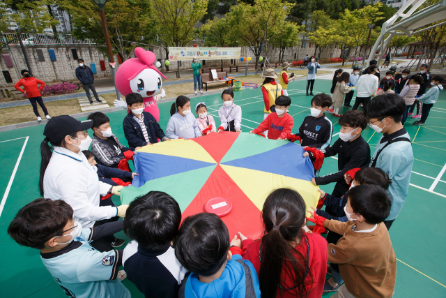 '구미시 꾸러기 놀자학교' 행사가 한 놀이터에서 실시되고 있는 모습. 구미시 제공