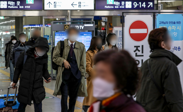 국내에서 오미크론 변이 감염자가 확인되는 등 방역 상황이 악화되는 가운데 2일 동대구역에 도착한 서울발 KTX 열차의 승객들이 대합실을 빠져나가고 있다. 안성완 기자 asw0727@imaeil.com