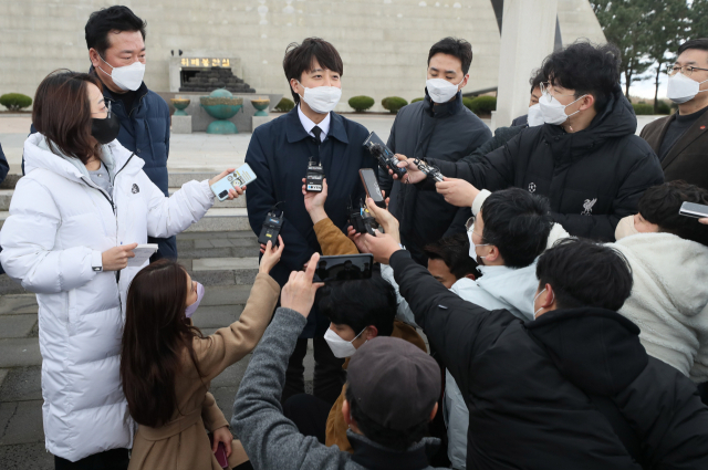 국민의힘 이준석 대표가 2일 오후 제주시 봉개동 4·3평화공원을 찾아 참배한 뒤 취재진 질문에 답하고 있다. 연합뉴스