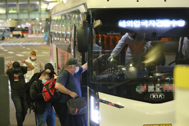 2일 오후 인천국제공항 제1터미널에서 해외 입국자들이 자가격리를 위해 임시 생활시설행 버스에 탑승하고 있다. 국내에서도 코로나19 변이종인 