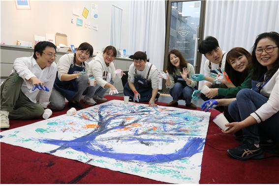 사회적협동조합 사람과사람은 발달장애인 작가와 비장애인 작가가 참여하는 문화공연전시회 