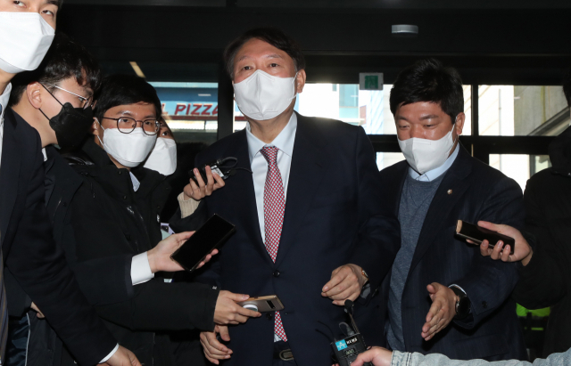 국민의힘 윤석열 대선 후보가 3일 오전 서울 여의도 당사에 들어서며 취재진의 질문을 받고 있다. 연합뉴스