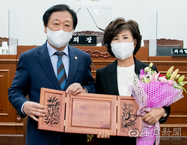 영덕군의회 오정자(오른쪽) 의원이 2일 경북시군의회의장협의회가 수여하는 지방의회 30주년 기념 표창을 수상했다. 왼쪽은 하병두 영덕군의회 의장. 영덕군 제공