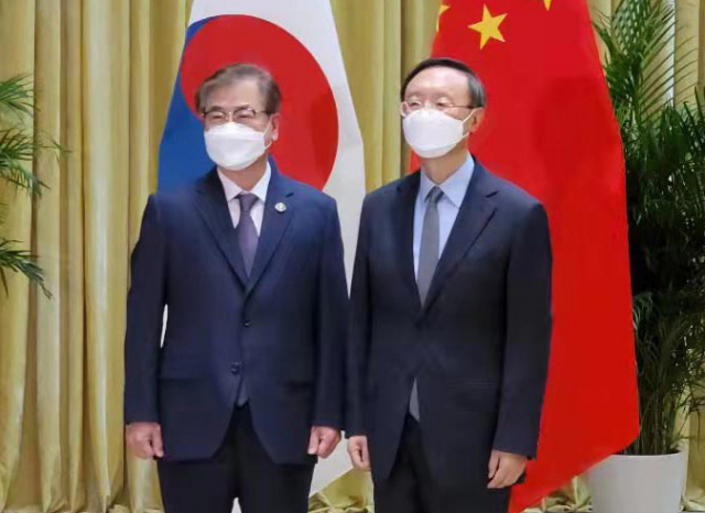 서훈 청와대 국가안보실장과 양제츠(楊潔?) 중국 공산당 외교담당 정치국원이 2일 중국 톈진(天津) 한 호텔에서 종전선언 등 한반도 문제 관련 협의 시작에 앞서 기념촬영을 하고 있다. 연합뉴스