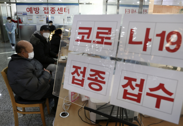 18∼49세 추가접종 사전예약이 시작된 2일 오전 서울 서대문구 한 병원 예방 접종센터에서 코로나19 백신을 접종 받기 위해 시민들이 대기하고 있다. 해당 사진은 기사와 전혀 관련이 없음. 자료사진 연합뉴스