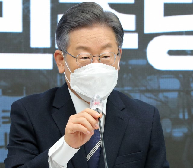 더불어민주당 이재명 대선후보가 30일 서울 여의도 중앙당사 브리핑룸에서 열린 공동상임선대위원장 인선 발표 기자간담회에서 발언하고 있다. 연합뉴스