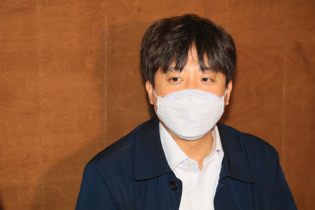 국민의힘 이준석 대표가 3일 오전 제주시 연동의 한 카페에서 기자간담회를 하고 있다. 연합뉴스