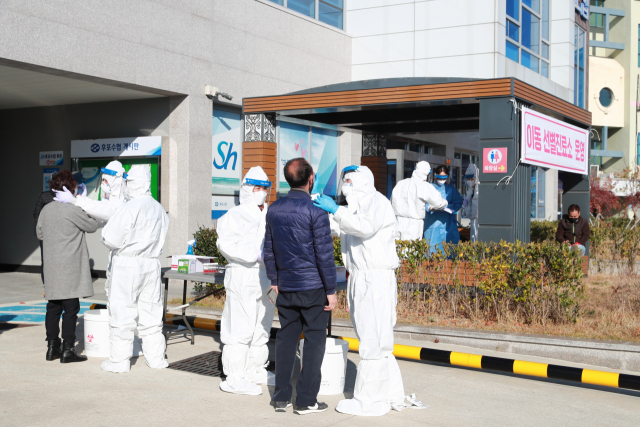 울진군 후포면 이동선별진료소를 설치하고 주민들을 상대로 선제적 검사를 실시하고 있다. 울진군 제공