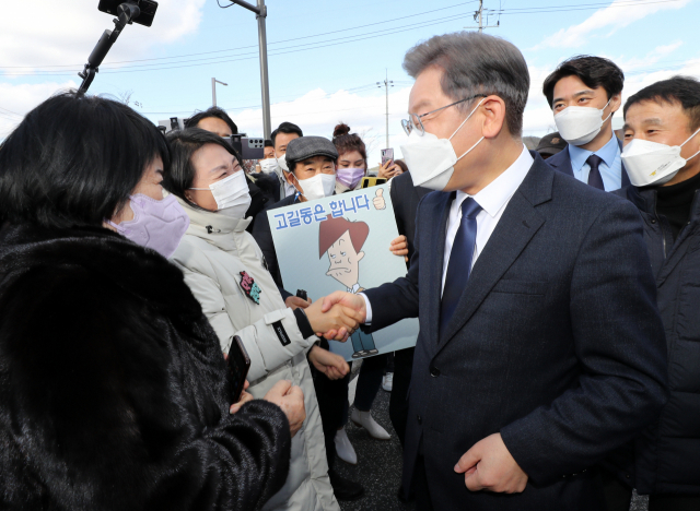 더불어민주당 이재명 대선후보가 3일 전북 익산시 왕궁면 한국식품산업 클러스터진흥원을 방문하며 지지자들과 인사하고 있다. 연합뉴스