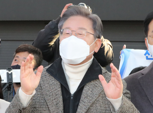 더불어민주당 이재명 대선후보가 3일 전북 전주시 한옥마을을 방문, 시민들에게 지지를 호소하고 있다. 연합뉴스