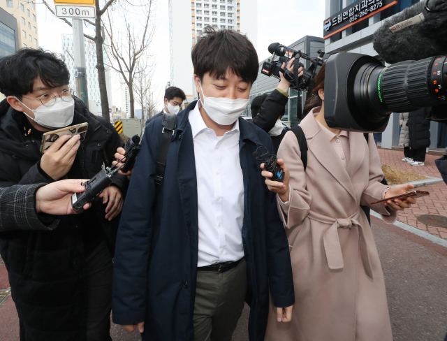 국민의힘 이준석 대표가 3일 오후 울산시 남구 울산시당 앞에 도착해 취재진의 질문을 받고 있다. 연합뉴스