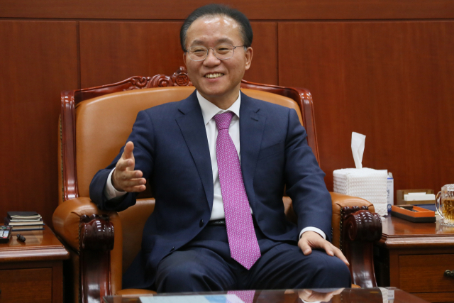 국회 정무위원장실에서 윤재옥 위원장(대구 달서구을)이 기자에게 당 중앙선거대책위원회 전략자문위원회의 역할과 인선 배경 등을 설명하고 있다. 윤재옥 의원실 제공