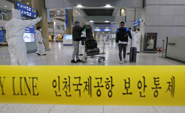 코로나19의 새로운 변이 바이러스인 오미크론 확진자 국내 추가유입을 막기 위한 해외입국자 격리 강화 조치가 시행된 3일 오후 인천국제공항 제1여객터미널에서 한국과 아프리카 지역을 오가는 유일한 직항편인 에티오피아(아디스아바바)발 여객기 탑승자들이 입국장을 나서고 있다. 정부는 이날부터 백신 접종에 상관없이 국내외 입국자들에 대한 열흘 동안의 자가격리를 실시하는 한편 나이지리아, 남아공, 보츠와나 등 아프리카 9개국에서의 단기체류자 입국을 금지한다. 또한 이들 9개국에서 오는 입국자들이 많이 탑승하는 에티오피아발 직항편의 국내 입항도 4일 0시부터 17일 24시까지 2주간 일시 중단된다. 연합뉴스