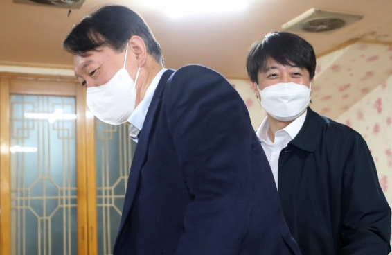 국민의힘 윤석열 대선 후보와 이준석 대표가 3일 울산 울주군의 한 식당에서 만찬 회동을 하고 있다. 연합뉴스