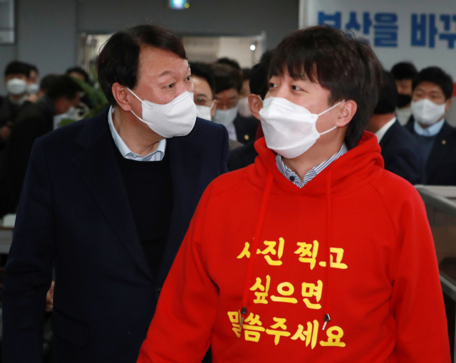 국민의힘 윤석열 대선후보와 이준석 대표가 4일 오전 부산 수영구 부산시당에서 열린 선거대책회의에 함께 참석하고 있다. 윤 후보와 이 대표는 이날 함께 부산에서 공동 선거운동을 펼친다. 연합뉴스